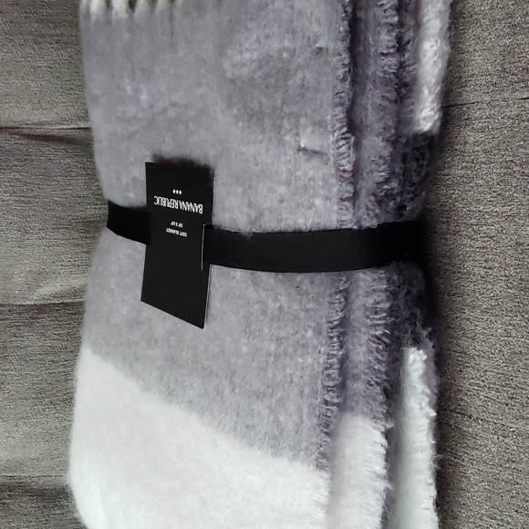 Banana Republic 50" x 60" Soft Blanket NWT Gray White - Picture 3 of 13